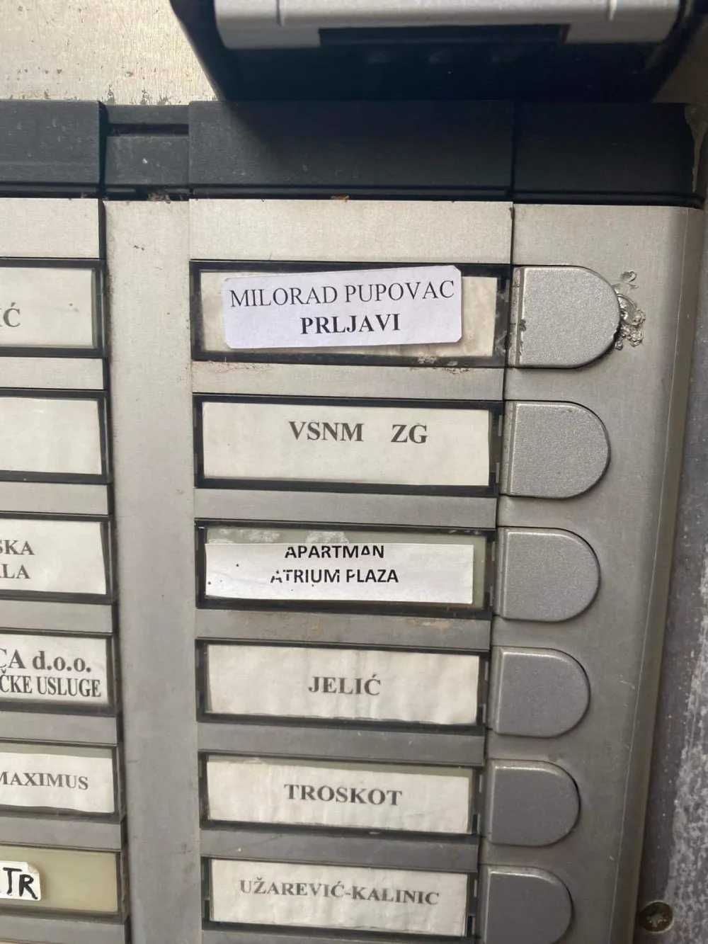Пуповац опет на мети напада: На интерфону залијепили поруку &bdquo;Милорад Пуповац Прљави&rdquo;