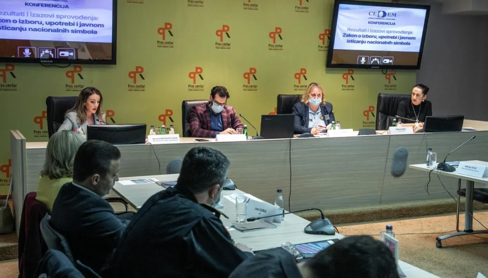 Усагласити правне норме различитих закона у области употребе и истицања националних симбола