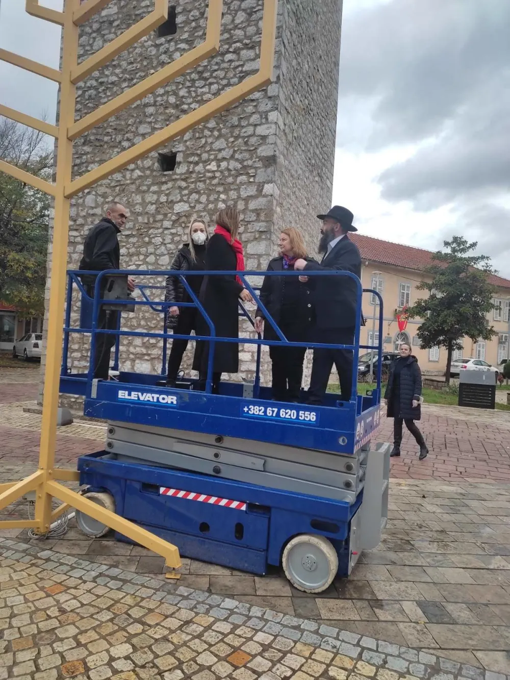 Црногорски рабин Ари Еделкопф освијетлио Менору заједно са Раjзинг Раjнке, Оаном Попоп и Jахелом Виланом