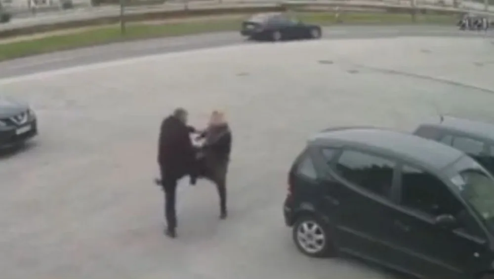 (ВИДЕО) Инцидент на сарајевском паркингу &ndash; жена претукла мушкарца