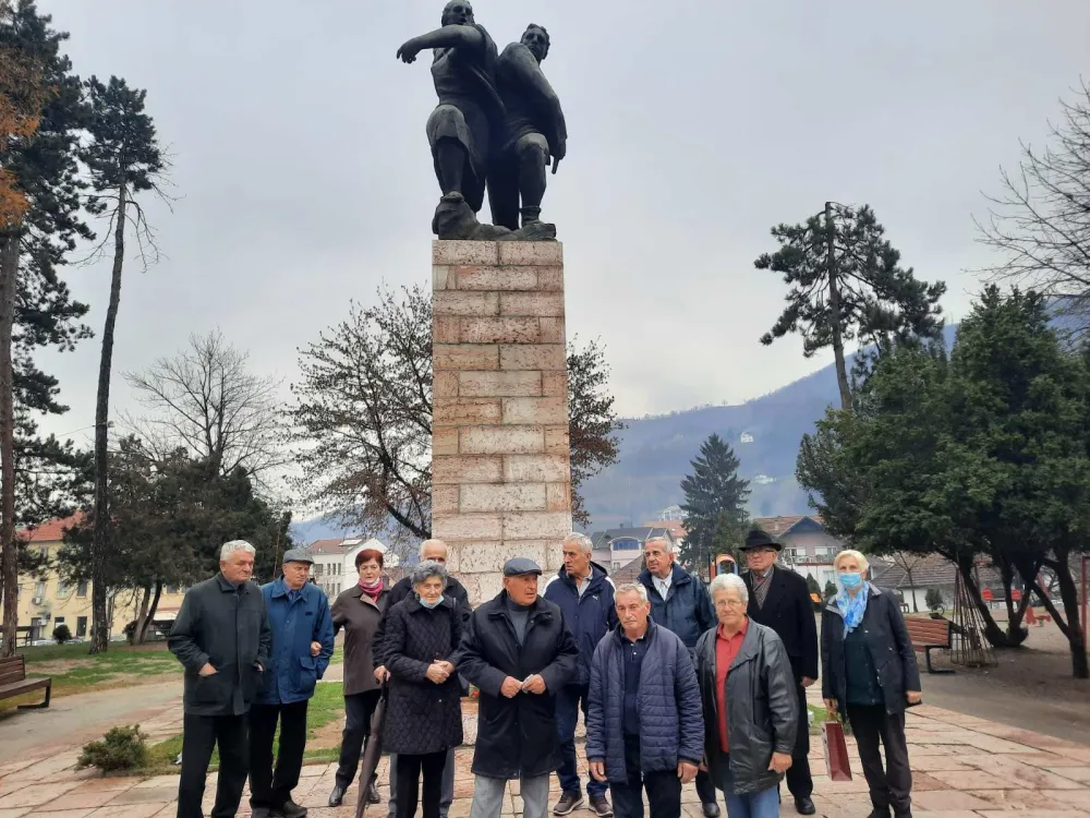 Бијело Поље: Положено цвијеће на споменик палим борцима