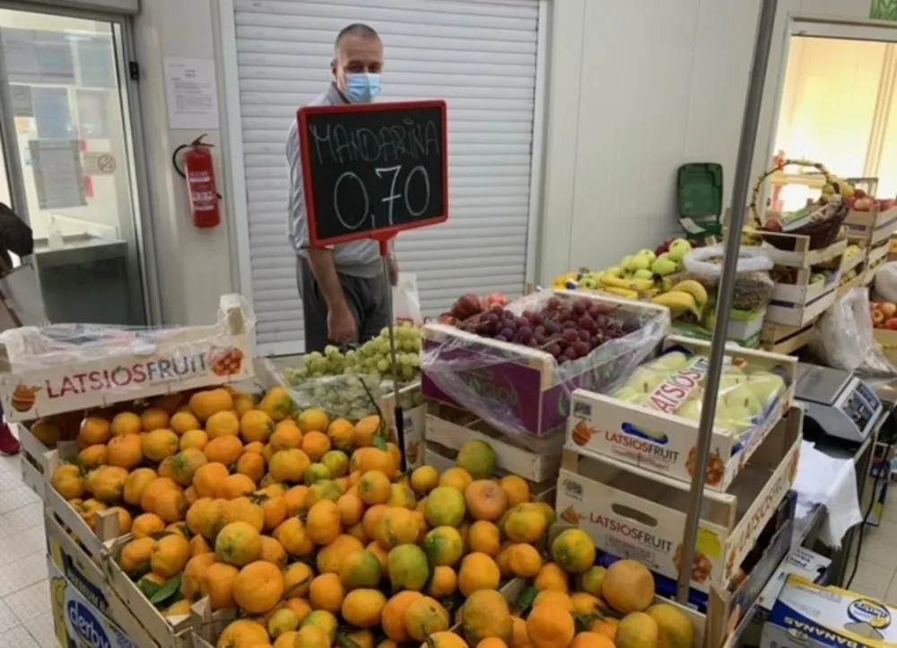 Продаја на зеленој пијаци: Мандарине продају за 80 центи