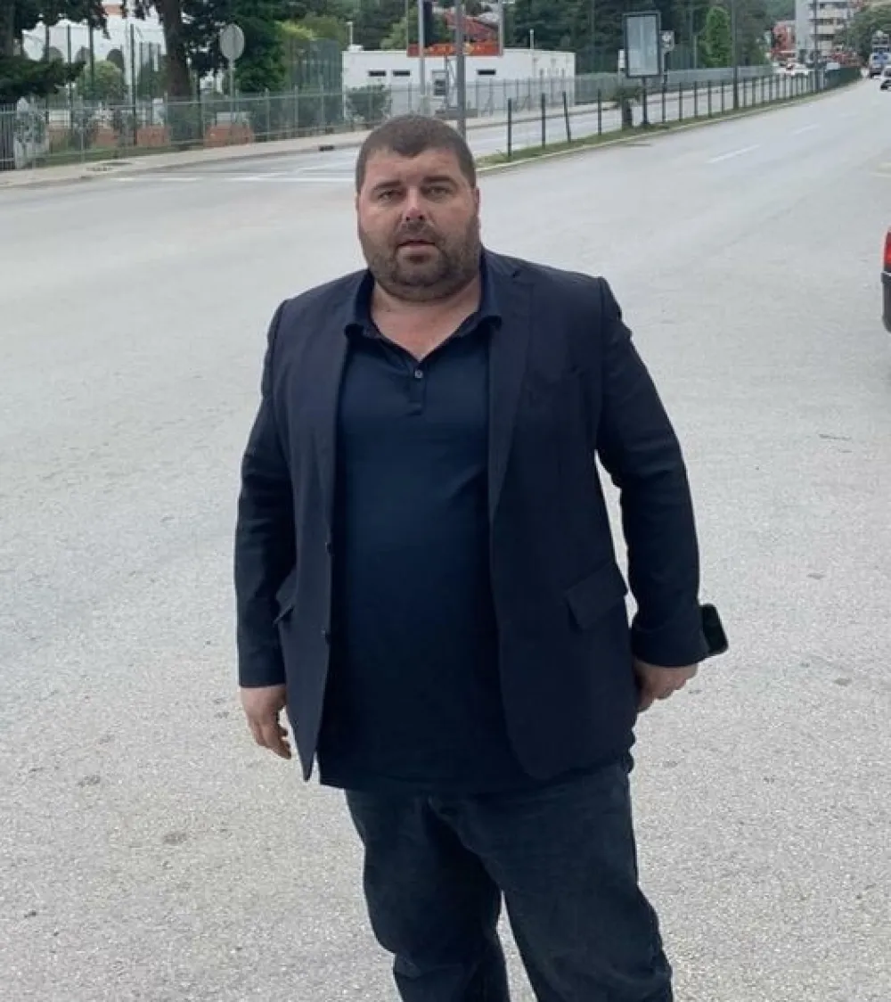 У току постављање новогодишње декорациjе у Будви
