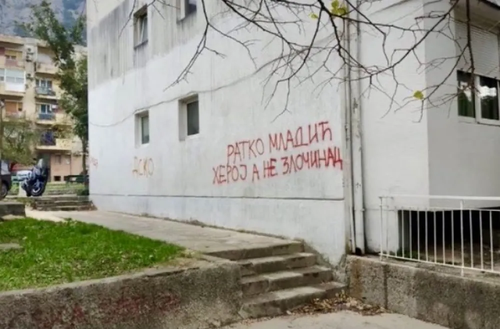 У Котору освануо графит подршке хашком осуђенику: &ldquo;Ратко Младић херој, а не злочинац&rdquo;