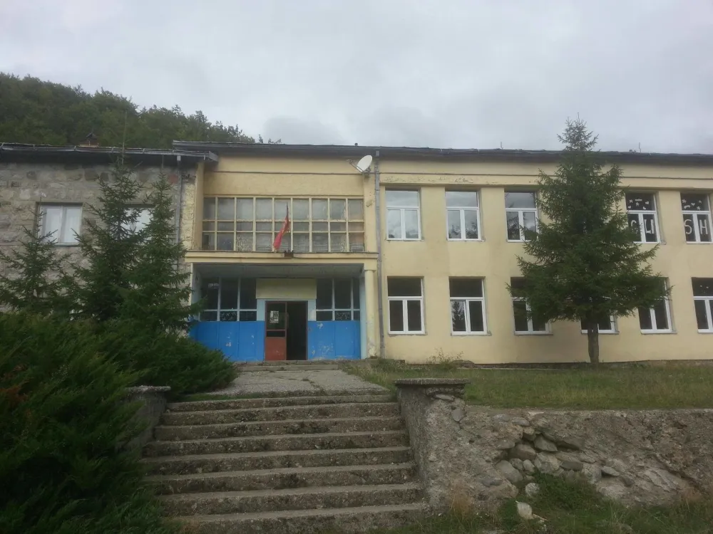 Школи у Лијевој Ријеци потребна санација: Зидови попуцали, столарија дотрајала