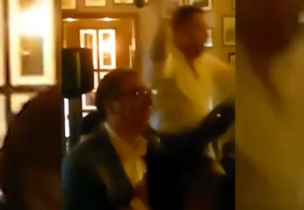 Вучић у загрљају с навијачима "Звезде" скандира: &bdquo;А сад адио&ldquo;