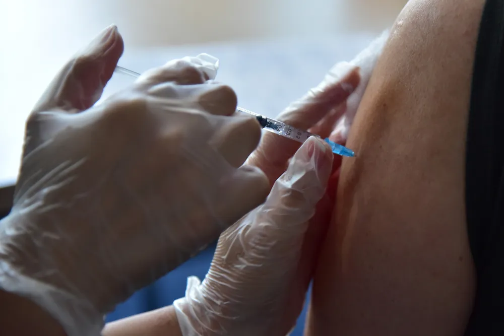 Ставио вјештачку руку да не би примио вакцину