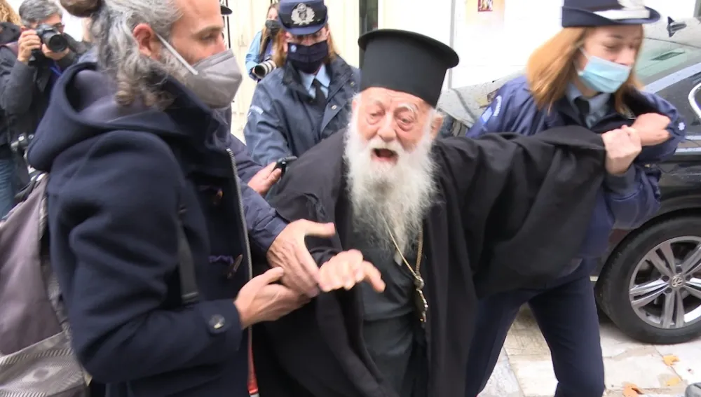 (ВИДЕО) У Атини приведен православни свештеник, папу назвао јеретиком