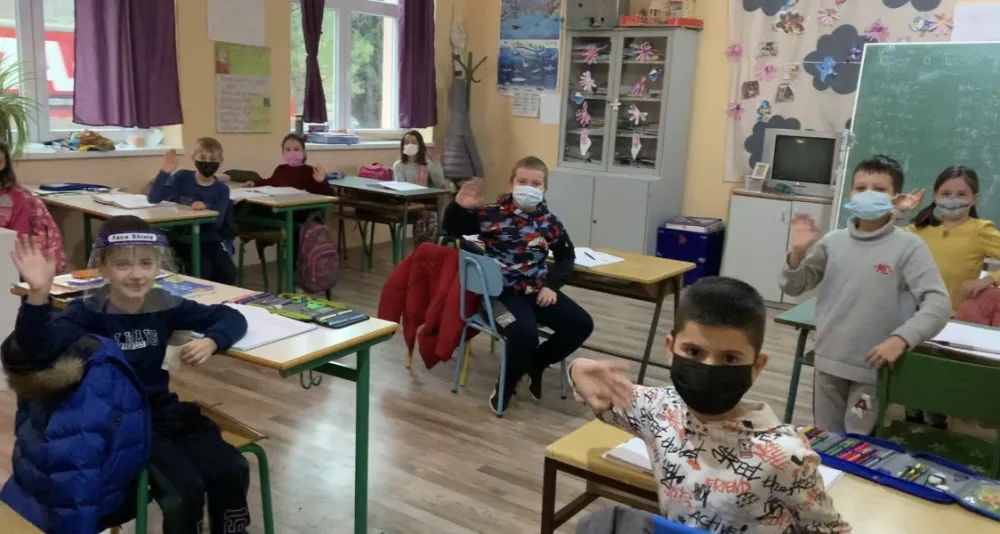 ОШ "18. октобар" тражи донатора: Потребне столице и клупе