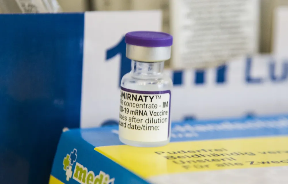 Фајзер оптужен да је ширио лажи о АстраЗенека вакцини