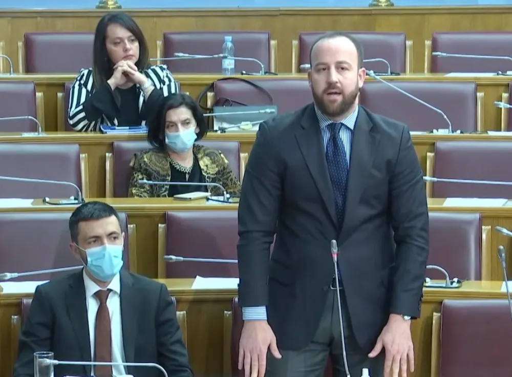 Николић: Влада пријети свиленим гајтаном радницима КАП-а