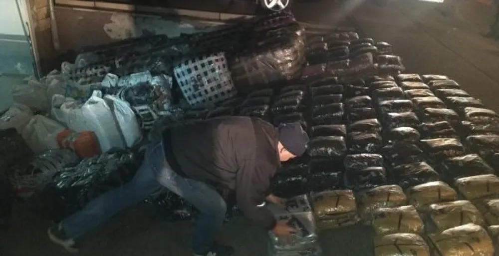 (ФОТО) У БиХ ухапшено више особа: Шверцовали робу вриједну пола милиона марака и цигарете из Црне Горе