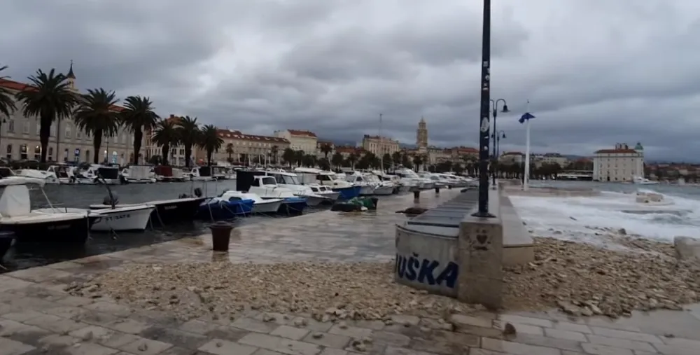 (ВИДЕО) Невријеме погодило Сплит, море подивљало