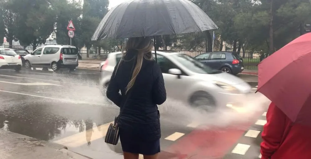 Возачи водом из локава засипају пјешаке