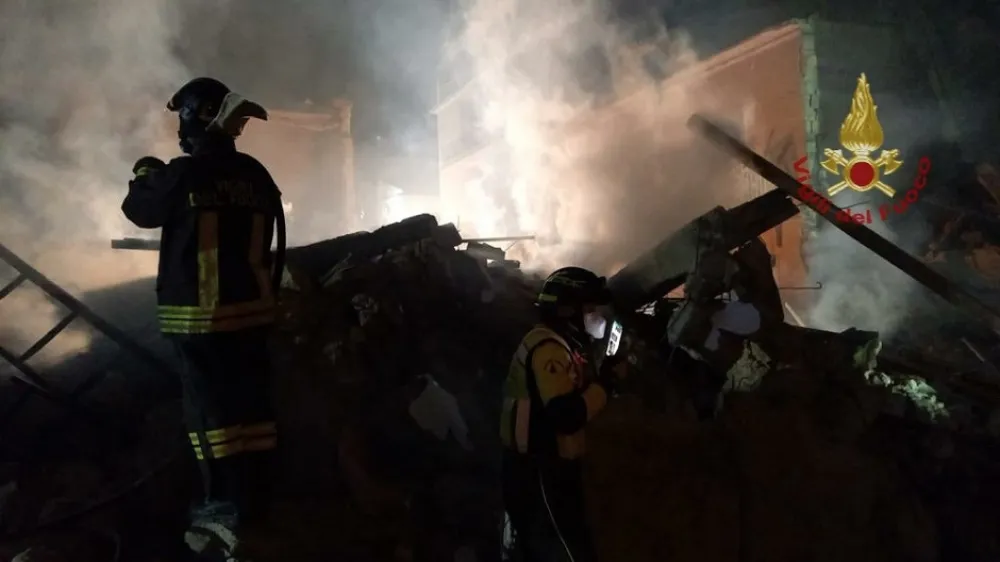 (ВИДЕО) Срушила се зграда након експлозиjе гаса на Сицилиjи, међу несталима и троjе дјеце