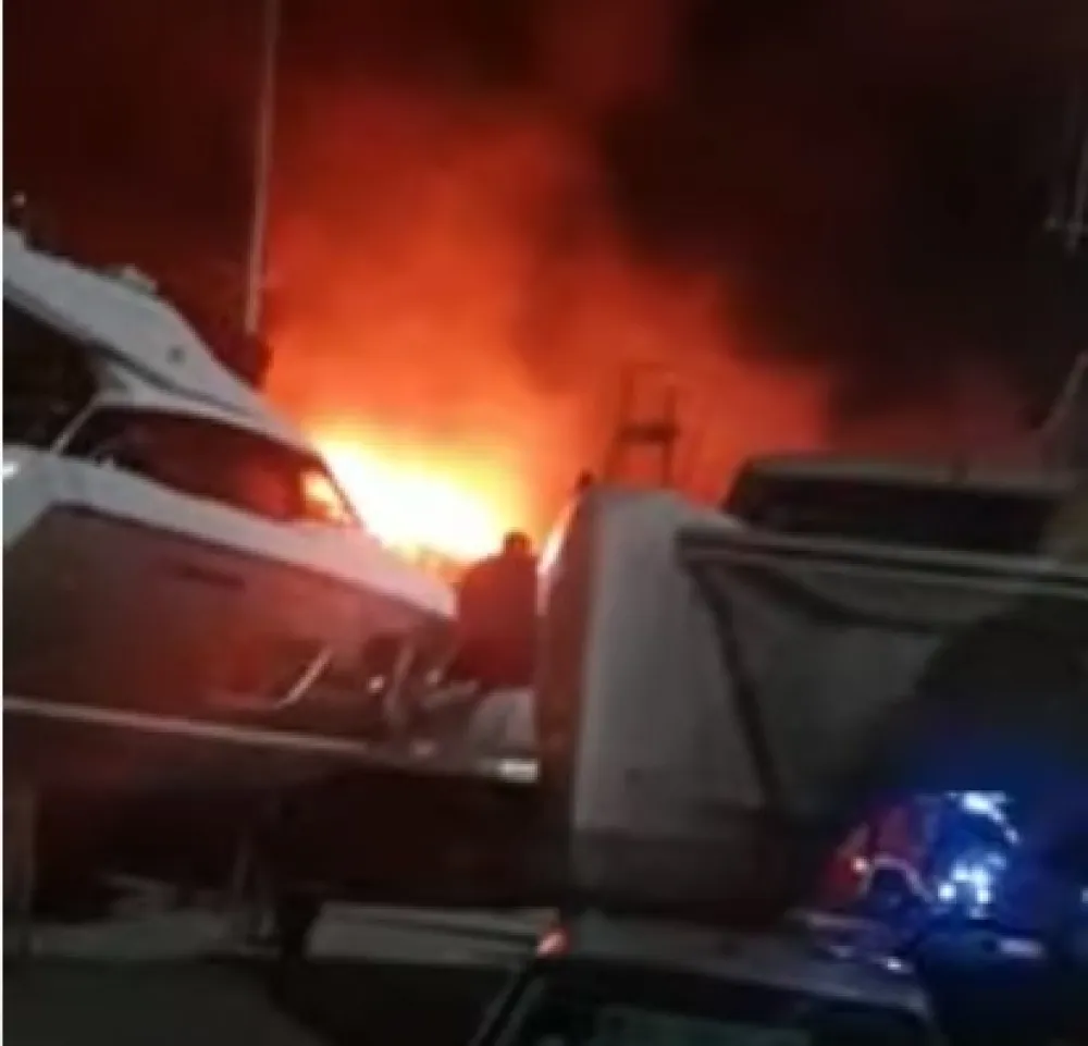 (ВИДЕО) Пожар у марини "Навар" у Бонићима код Тивта: Ватра захватила двије јахте