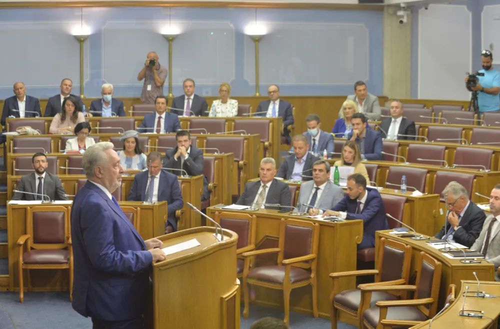 Опозиција и даље "вијећа" о повлачењу предлога о повјерењу Влади