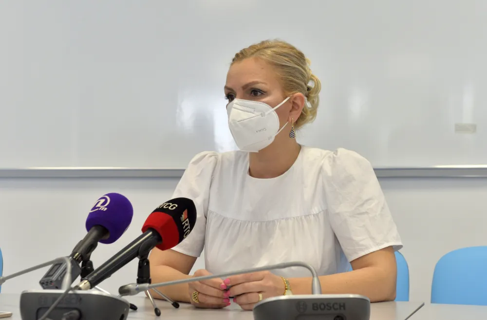 Гест Боровинић Бојовић одушевио јавност: Министарка помогла путници у авиону