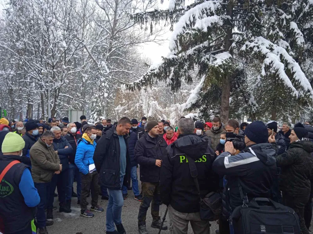 Дрвопрерађивачи камионима блокирали сједиште Управе за шуме; траже стари начин бодовања понуда