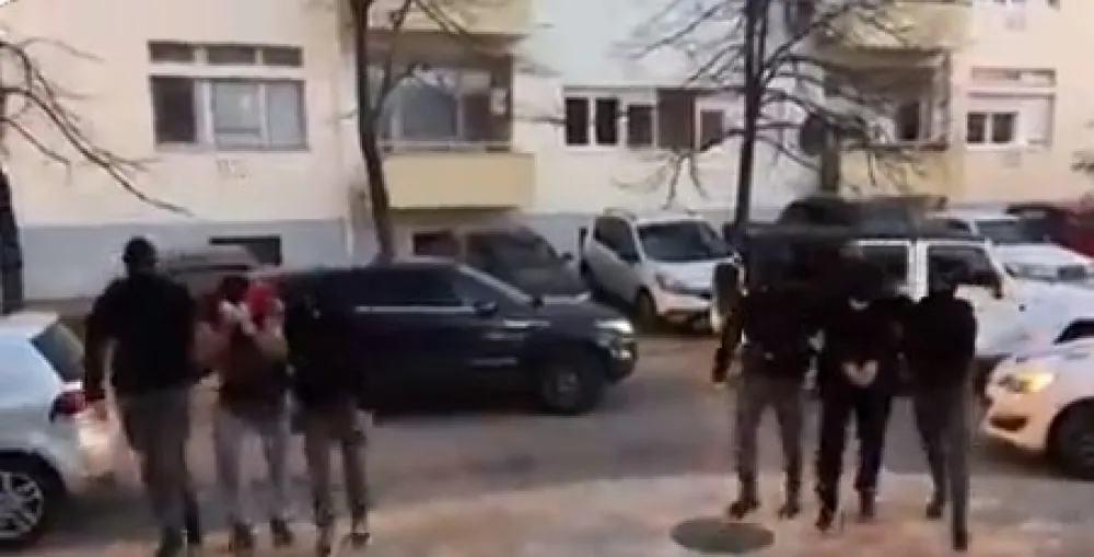(ВИДЕО) Ево како је ухапшен службеник полиције, осумњичен да је повезан са рањавањем новинарке