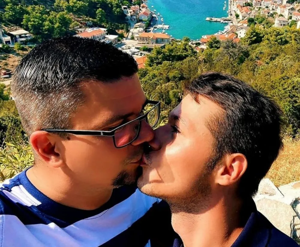 Хрватски геј политичар објавио фотографију на којој се љуби са партнером