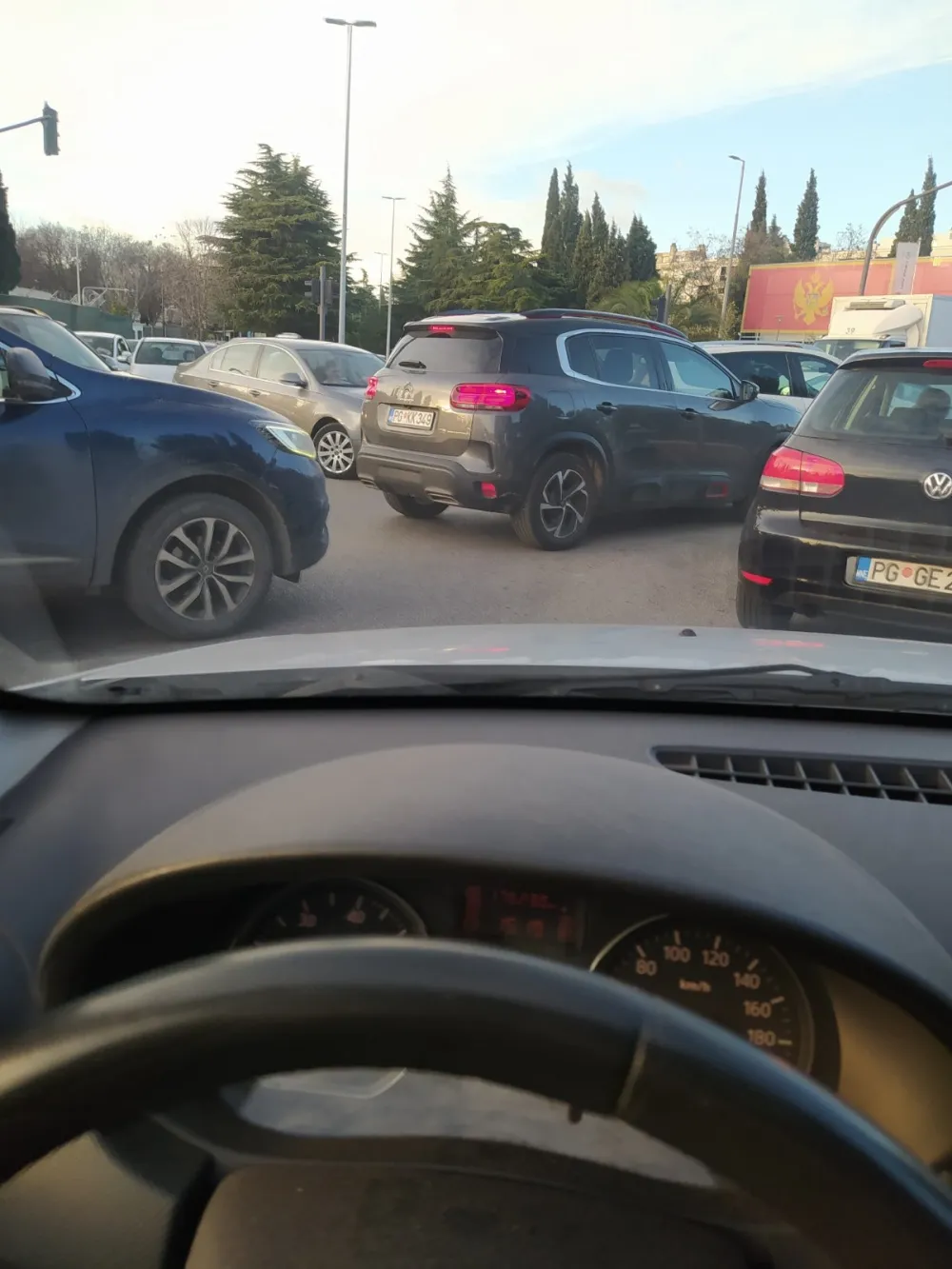 У неким дијеловима Подгорице саобраћајни колапс