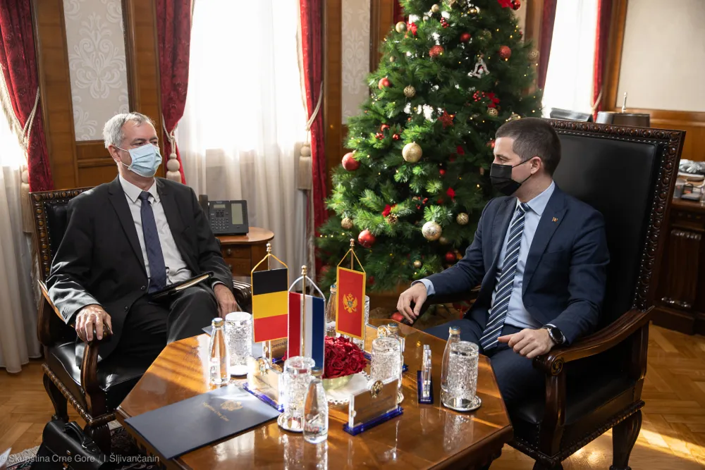 Адам Бечићу: Цијенимо напредак који је постигнут у Парламенту у протеклих 15 мјесеци