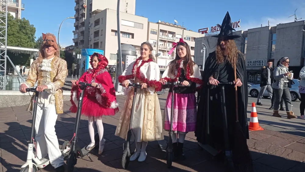 Црвенкапа са дружином прошетала градом