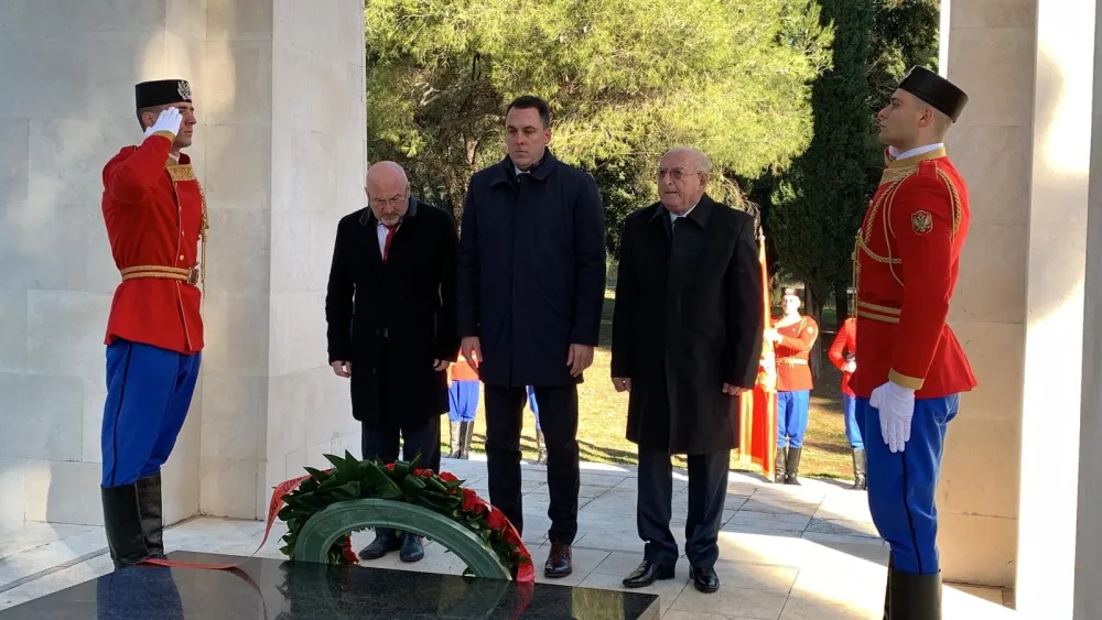 Делегација Главног града положила вијенац на Споменик партизану борцу