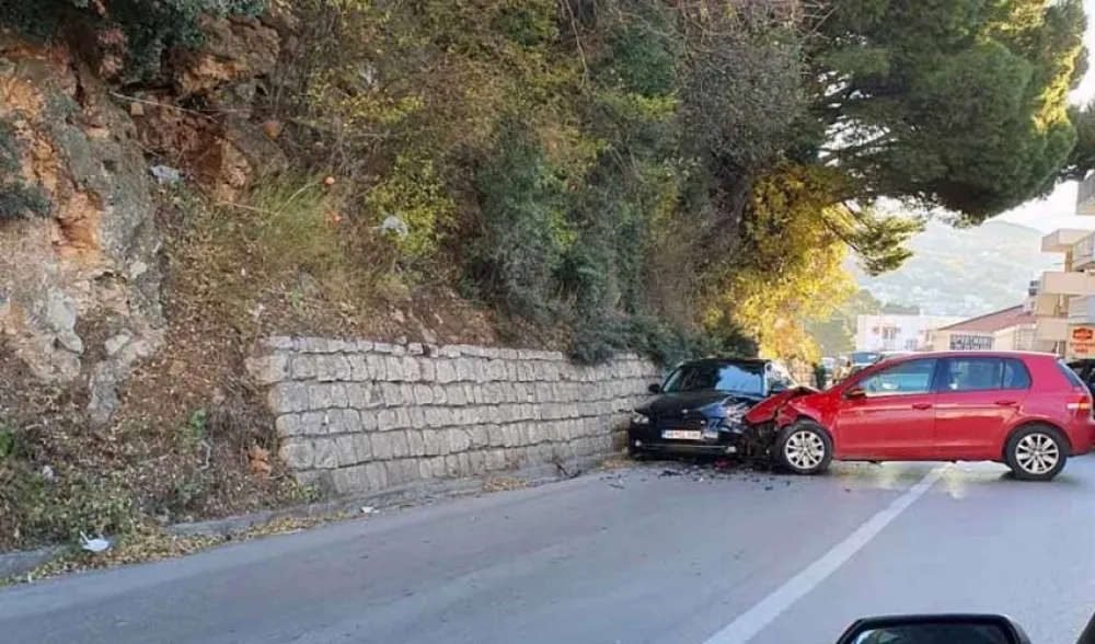 Повријеђена једна особа: Са паркинга ударио у возило у покрету