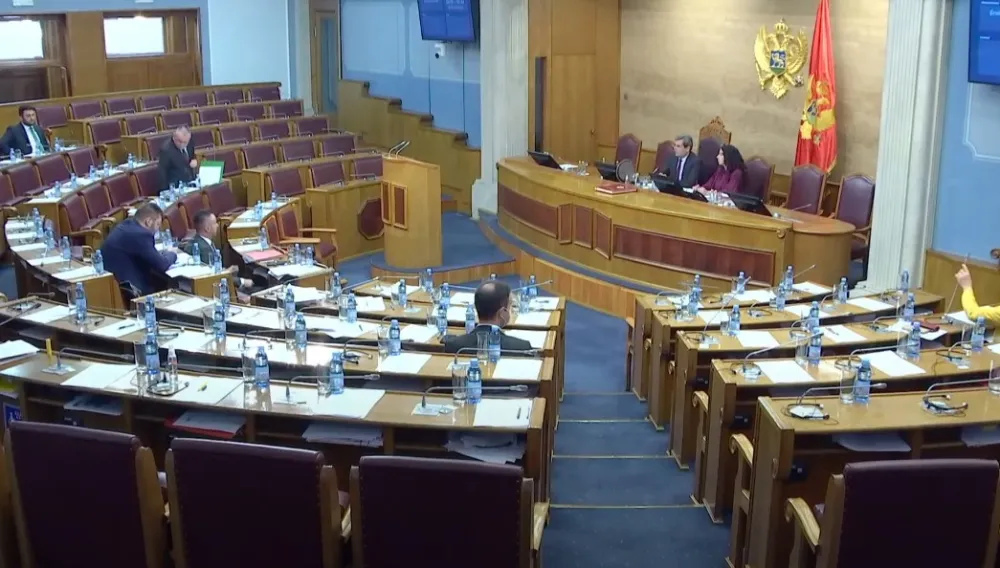 (ВИДЕО) Коњевић: Нереалне пројекције Владе, парламентарна већина као да се труди да отежа