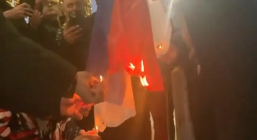 (ВИДЕО) Напето у Тирани: Демонстранти палили српску заставу