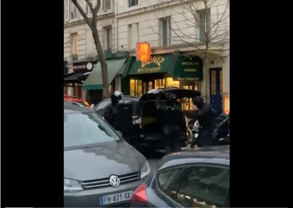 (ВИДЕО) Талачка криза у Паризу: Отмичар ослободио једну жену, полиција се спрема за јуриш