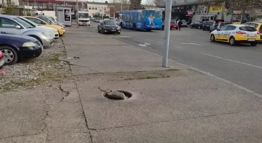 Отворен шахт на тротоару код Аутобуске станице