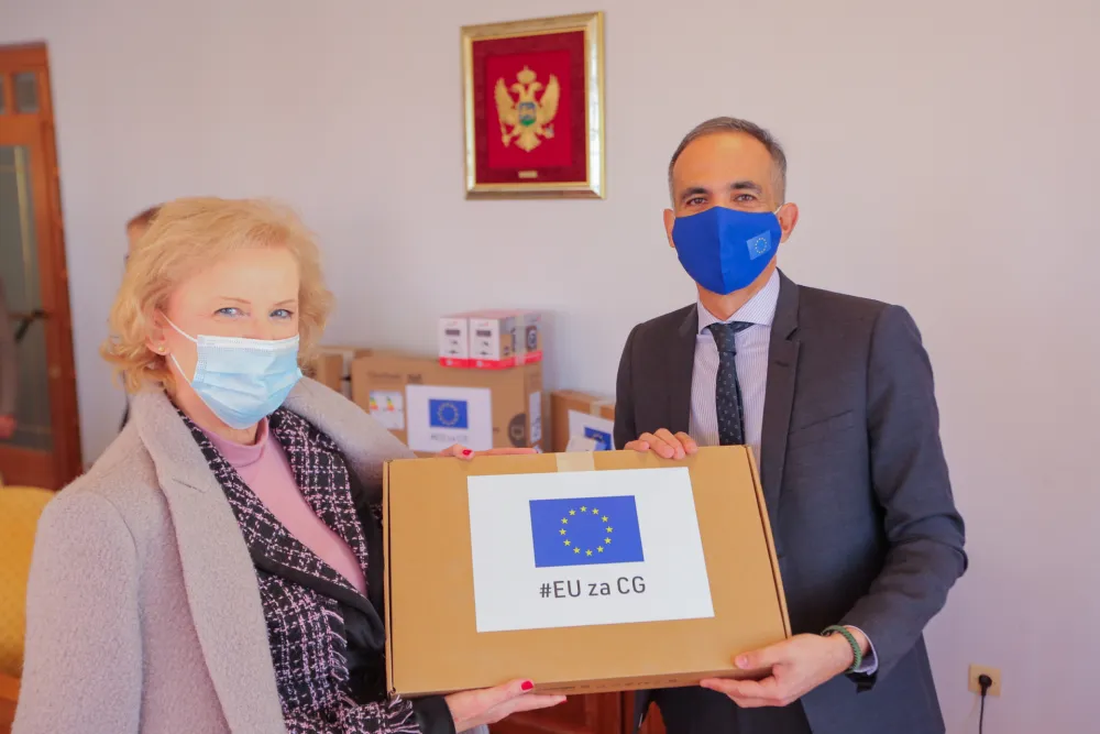 Компјутери и новогодишњи пакетићи за штићенике Дома у Бијелој