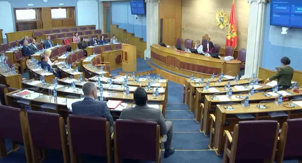 (ВИДЕО) Прекинута сједница: Спајић напустио расправу због емисије о буџету