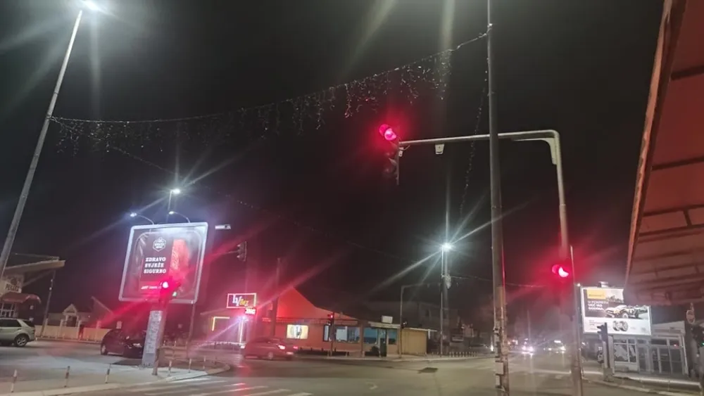 У центру Голубоваца уклањају покварене украсе