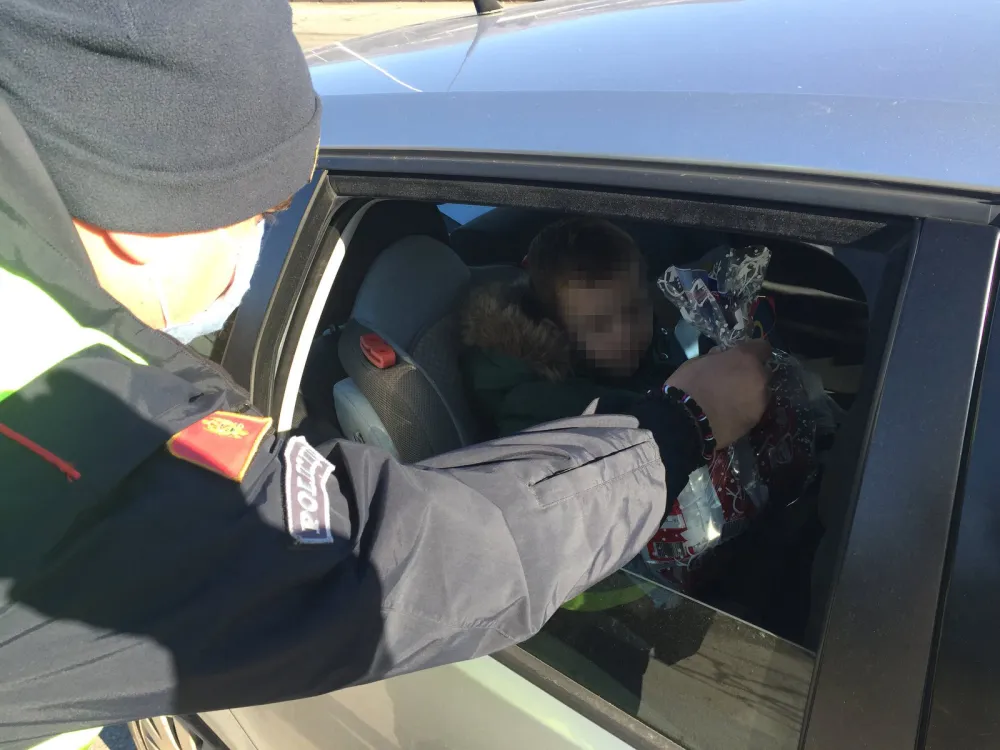 Бјелопољски полицајци дијелили пакетиће најмлађима