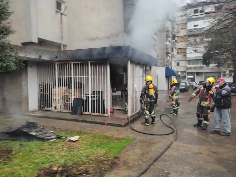 (ФОТО-ВИДЕО) Пожар у Пејтону: Изгорио сервис за поправку ТВ-а