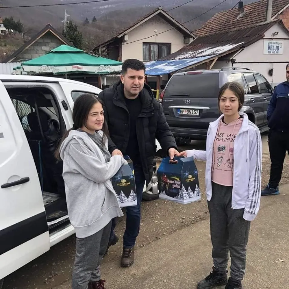 Пакетићи за ромске малишане у Бијелом Пољу: Поклони за 30 дјеце
