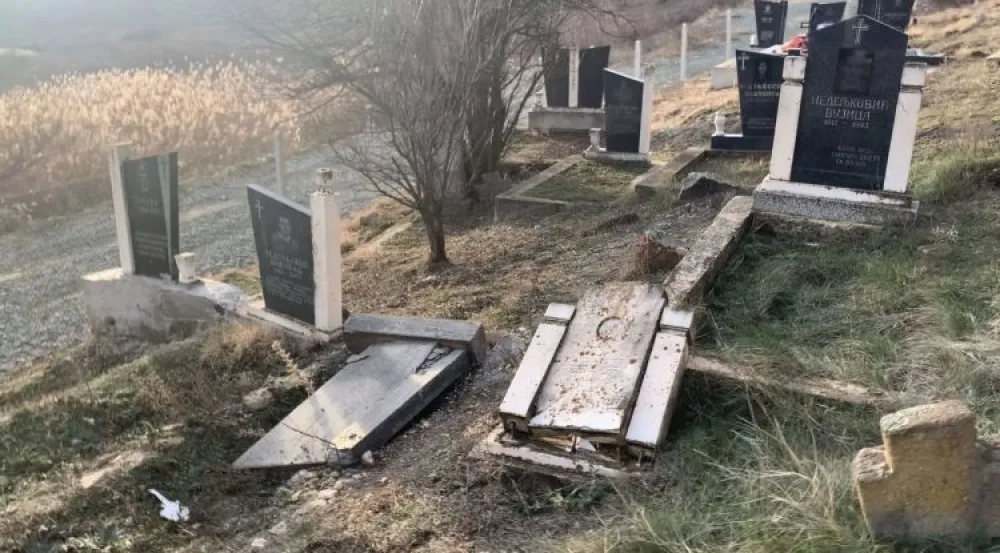 Косово: Поломљени споменици на православном гробљу