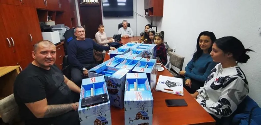 Агенција Топ 3 Моделс Монтенегро поклонила новогодишње пакетиће за дјецу из организације слијепих за Бар и Улцињ