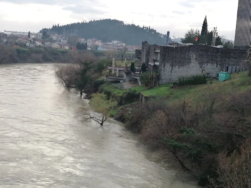 (ФОТО-ВИДЕО) Погледајте како изгледа набујала ријека Морача