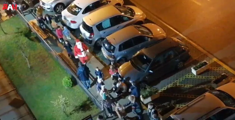 (ВИДЕО) Погледајте како је Деда Мраз обрадовао дјецу у подгоричком кварту