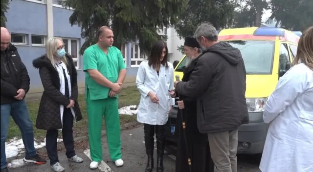 Владика Атанасије уручио кључеве: Епархија милешевска донирала пљеваљској болници возило