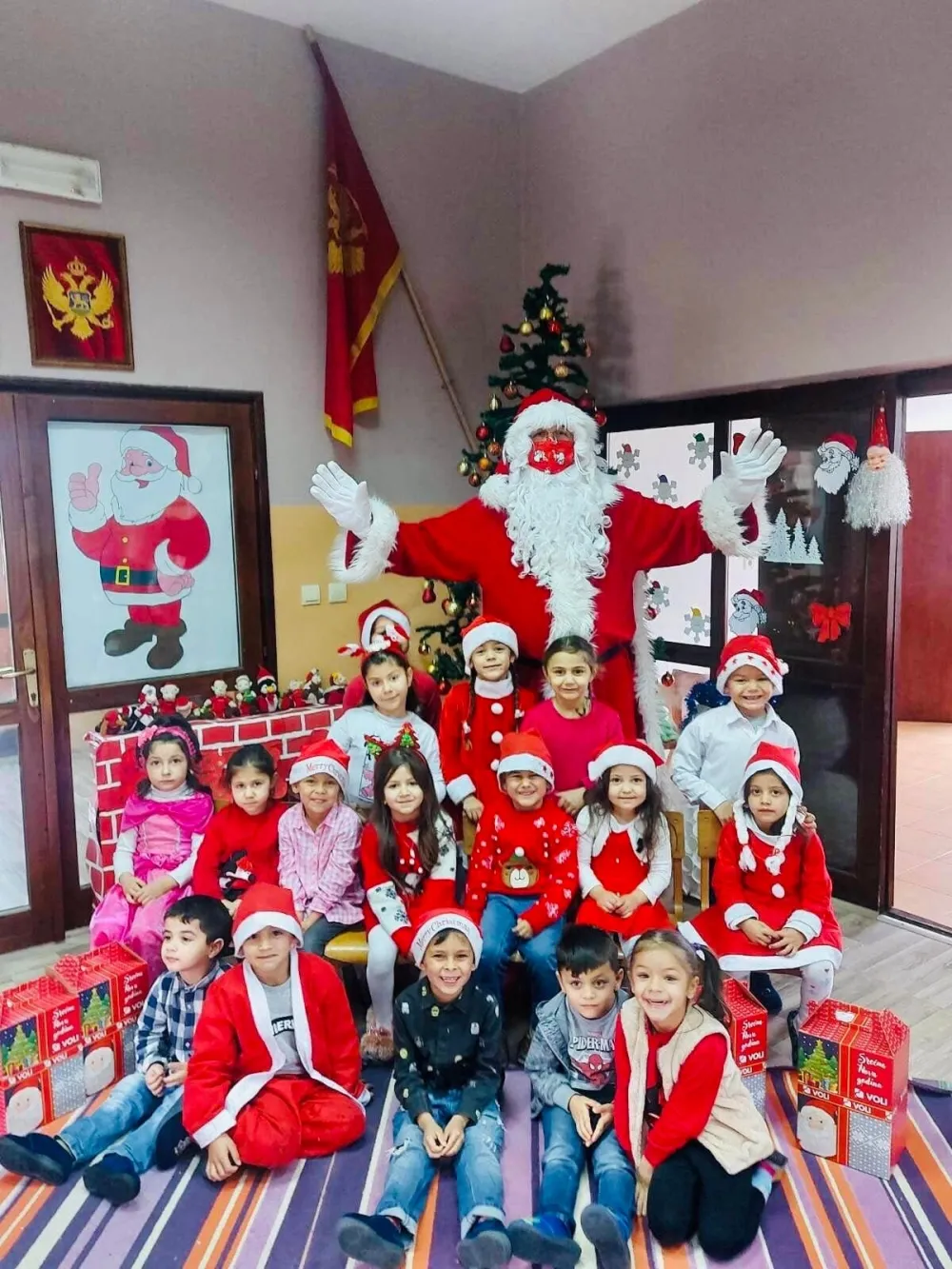 Новогодишња чаролија у вртићу: Погледајте како је Деда Мраз обрадовао малишане