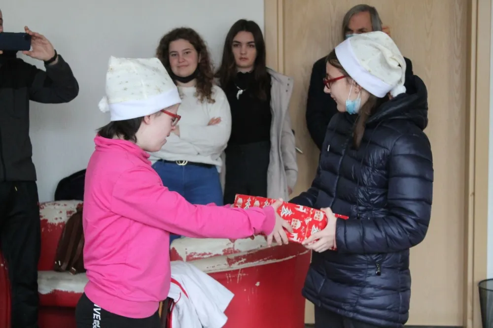 У Средњој стручној школи у Бијелом Пољу подијелили пакетиће: Поклони за посебне ђаке