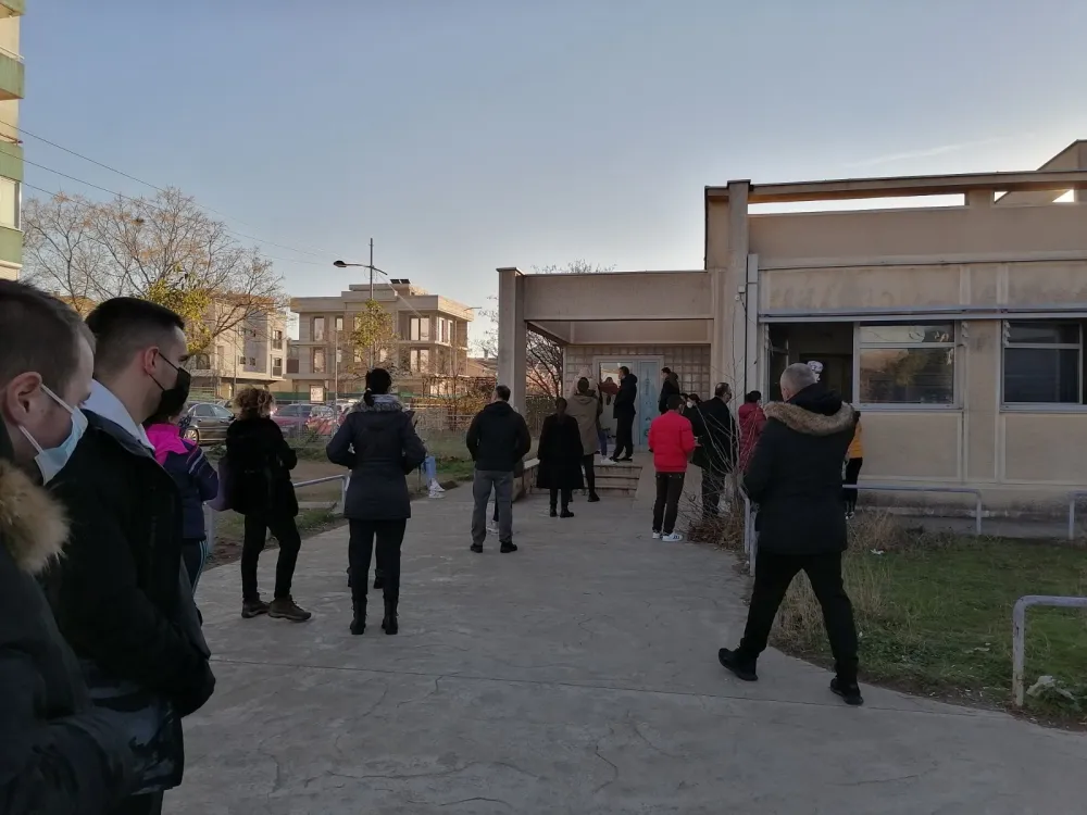 Повећани редови испред ковид амбуланте на Старом Аеродрому
