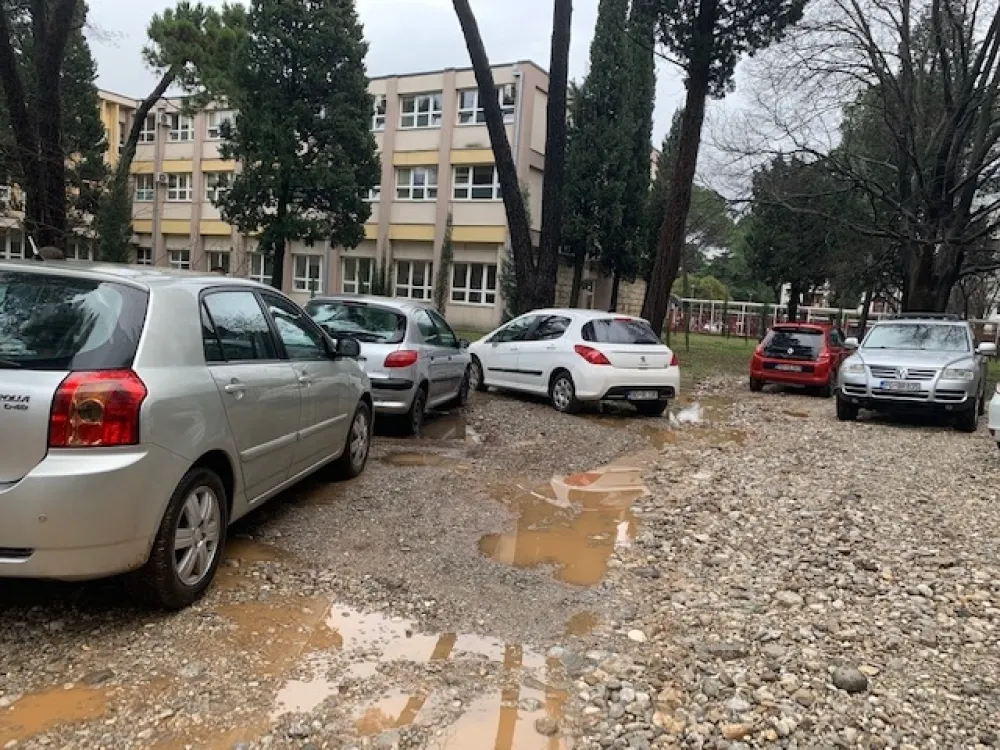 У ОШ "Максим Горки" уређују паркинг за запослене: Пријаве станара оспоравају радове