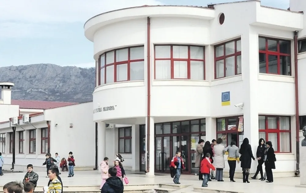 Вандали нанијели штету ОШ &bdquo;Драгиша Ивановић": Поломљени инвентар и прозори